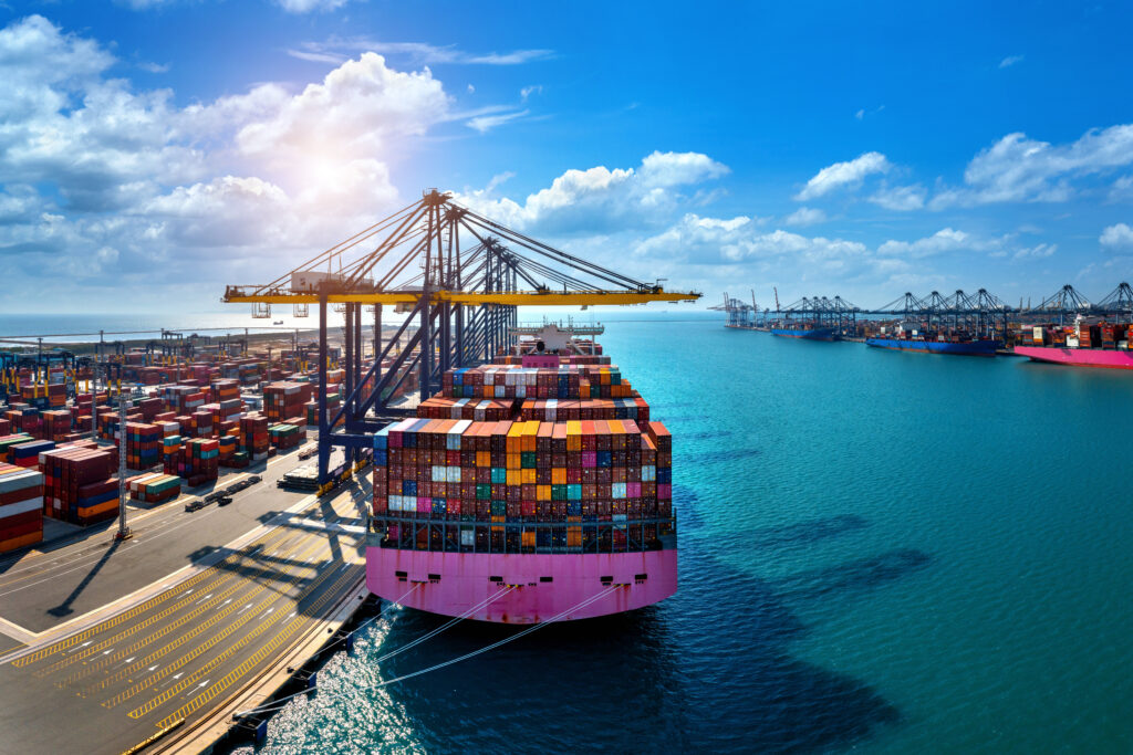 Navio cargueiro sendo carregado em porto, representando o Programa Reintegra e a devolução de créditos tributários a exportadores.