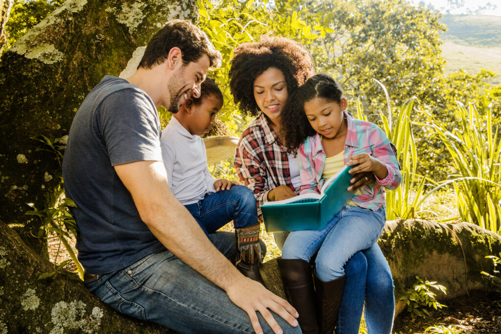 Família rural reunida em fazenda revisando documentos de planejamento sucessório para proteger o patrimônio familiar.